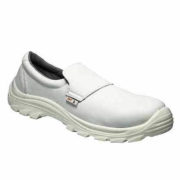 Zapato de seguridad con puntera de acero redondeada, horma recta y suela de poliuretano en color blanco.