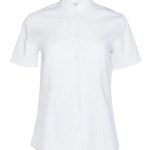 Camisa o blusa de señora de manga corta con cuello mao en color blanco.