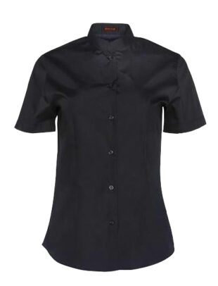 Camisa o blusa de señora de manga corta con cuello mao en color negro.